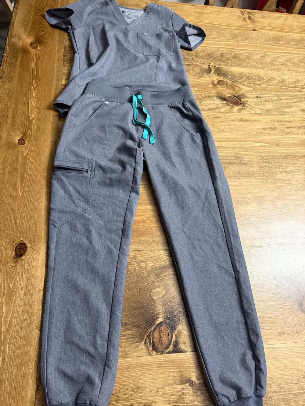 FIGS Technical Collection Gray Scrub Top and Jogger Pants Set XXS